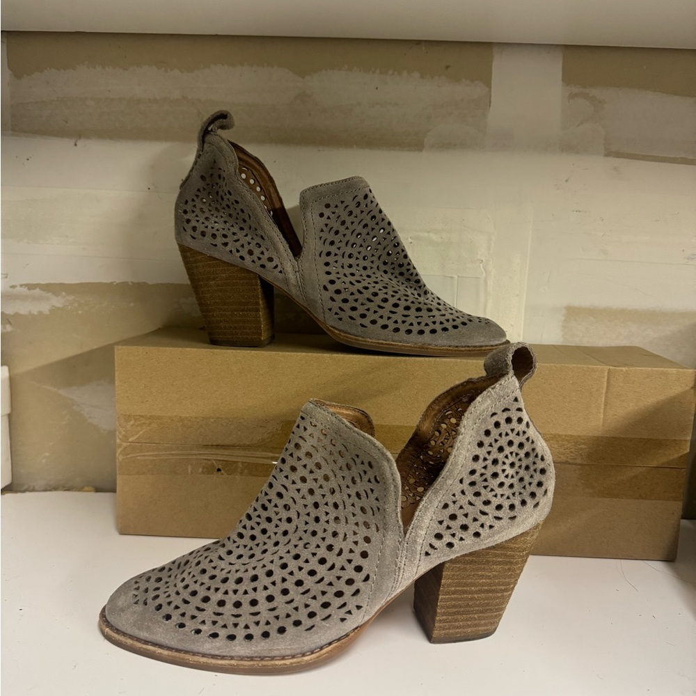 Jeffrey Campbell Rosalee Cutout Booties Size 7.5 - Picture 6 of 8